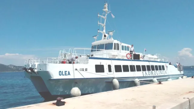 Na Jadran jinak. Jadrolinija prodává rychlý katamarán za cenu ojeté Octavie, nemůže se ho zbavit