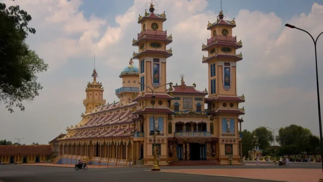 Ve Vietnamu jsme zažili, co to je Kaodaismus a navštívili chrám jak z pohádky