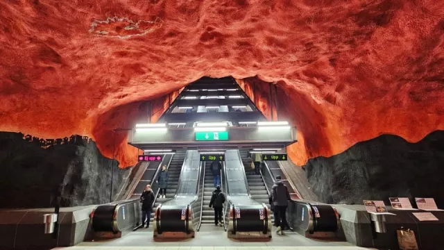 Když se člověk do MHD vyloženě těší. Úžasné metro ve Stockholmu je jako peklo i duhové nebe