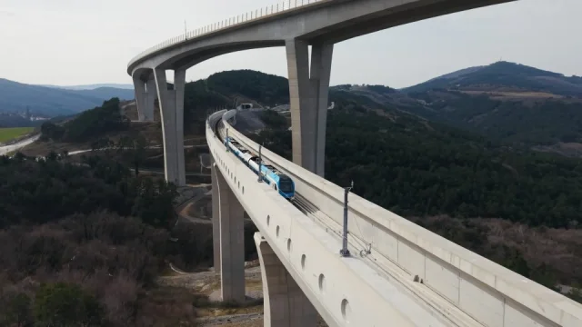 Otevřen byl nejdelší slovinský tunel. Cesta vlakem na Jadran se teď zrychlí