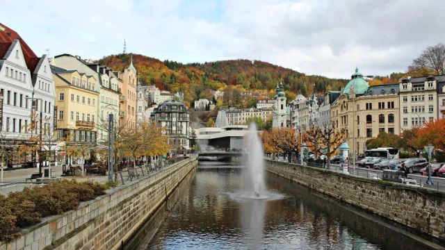 Podzimní atmosféra Karlových Varů: Vřídelní voda, kolonády, vyhlídky a samozřejmě Vánoční dům
