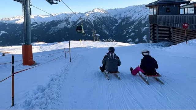 Čtrnáct kilometrů na sáňkách je zážitek, který překoná i lyžování. Ale také KitzSki má co nabídnout