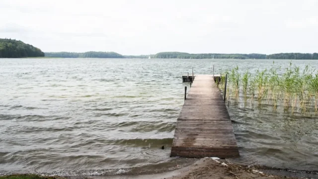 Letní sezona, písečné pláže a koupání jak u moře, ale nula turistů. Jedeme objevit neobjevené jezero