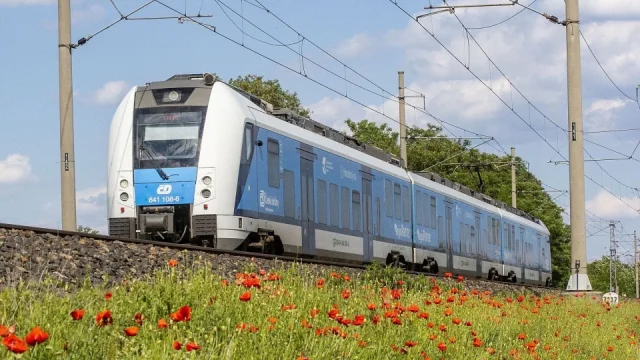 Pražský okruh omezil vlaky. Některé spoje končí za Prahou a z Říčan nově jezdí autobus až k metru