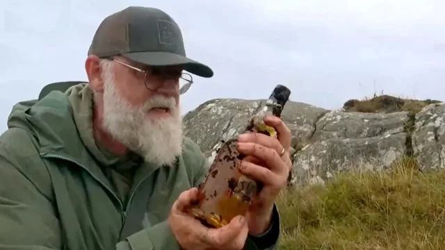 Fotr se vypravil po stopách vzácného alkoholového pokladu. A jednu láhev nakonec opravdu vykopal