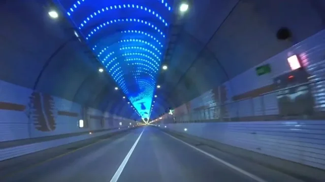 Fotr našel sedmikilometrový podmořský tunel. Na stropě tu plavou velryby