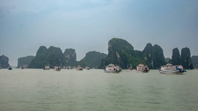 Nečekané Československo a vietnamský ráj vápencových ostrovů. To byl výlet lodí v zátoce Ha Long Bay