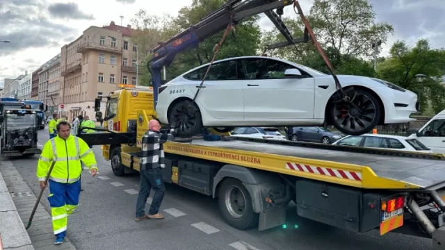 Podzimní past na řidiče je v plném proudu. Auto zapomenuté na ulici může vyjít na tisíce