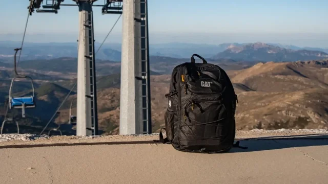 Hory, město, moře. Vytáhli jsme batoh CAT na poctivý výlet a zkoušeli, co vydrží