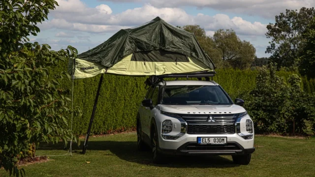 Mitsubishi Outlander dorazilo zpět ve velkém stylu. Se střešním stanem je to vynikající dobrodruh