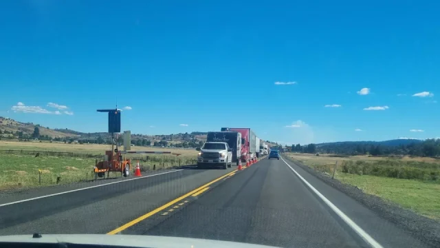 Odbočování na červenou, řízení na cestě z hospody, policie a půjčovny. Vše o cestováním autem v USA