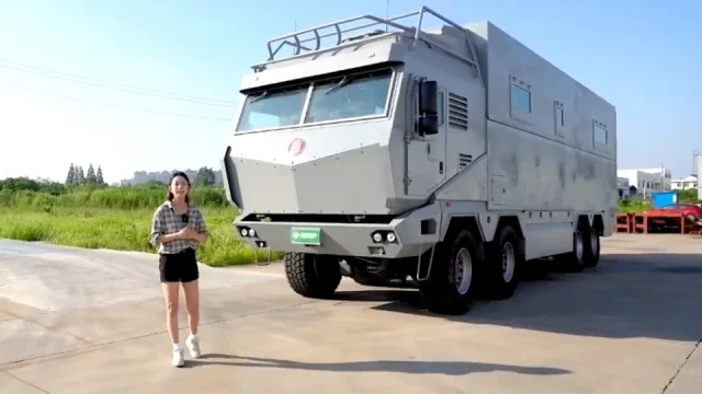 Epický obytný vůz Tatra slibuje totální luxus a schopnost projet všude. A navíc má dvě patra