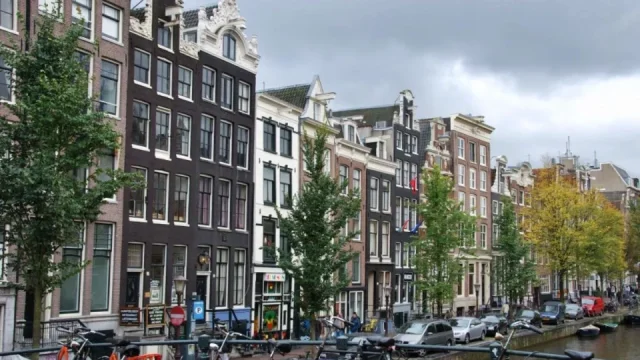 Amsterdam chystá další razantní omezení pro ubytování. Týká se i oblíbených čtvrtí