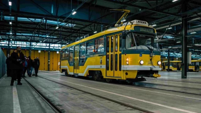 Ikonická tramvaj Tatra T3 teď může cestovat zcela bez řidiče. Testovací kus ukázali v Plzni