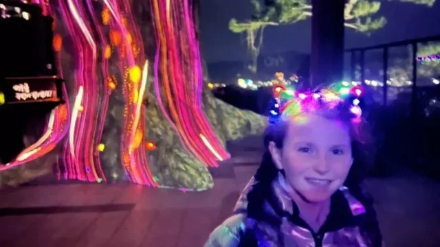 Když se setmí, vše vypukne! Fotr se objevil v digitálním parku plném světel