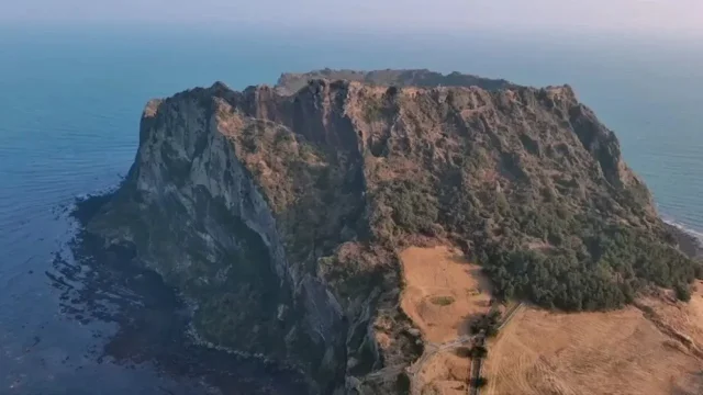 Kdysi tu došlo k obrovskému výbuchu, teď je to koruna ostrova Jeju. Tady Fotr nemohl chybět