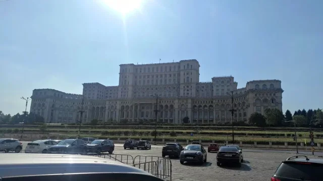 Budova tak těžká, že se propadá do země? I takovou věc člověk potká v Rumunsku
