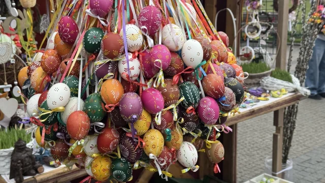 Otevírací doba na Velikonoce 2026: Kdy jsou obchody zavřené a kdy ještě lidé mohou nakupovat