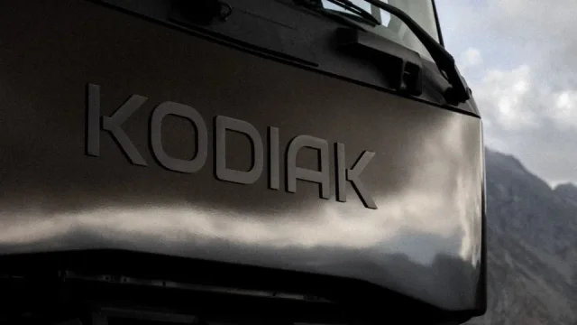 Není Kodiaq jako Kodiak. Tenhle má šest kol, 440 koní, luxusní bydlení a plná stojí přes 30 tisíc