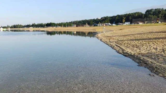 Křišťálově čistá voda a pláže jak u moře jen dvě hodiny od Prahy. Krušné hory nabídnou také štoly