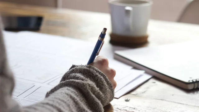 Kdo chce volit do sněmovny ze zahraničí poštou, má nejvyšší čas na registraci. Poradíme, jak na to