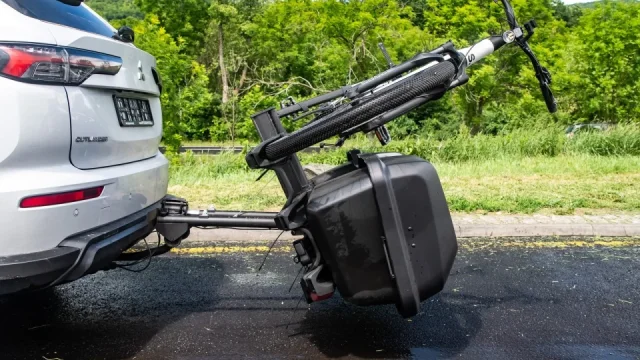 Nejen cyklisté mohou začít jásat. Vyzkoušeli jsme švédský nosič na kola, který má parkovací senzory