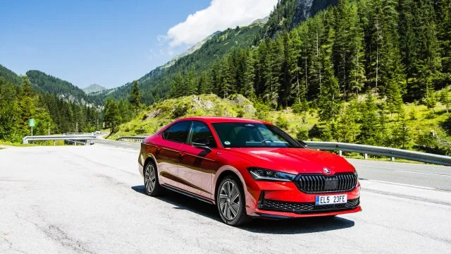 Vodopád zdarma a hrad s utajenou historií. Vydali jsme se na místa prvních úspěchů Škody Motorsport