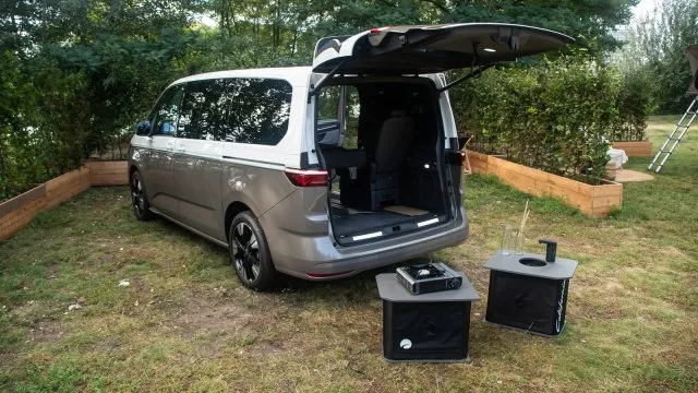 Obytná vestavba úplně jinak. VW začal nabízet do Multivanu a Californie nafukovací kuchyň i postel