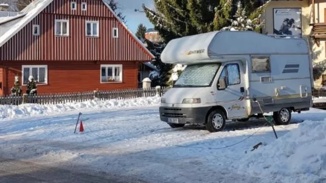 Harrachov a jeden zimní víkend s obytňákem: Muzea, vlaky, ale také běžky a všeobecná pohoda