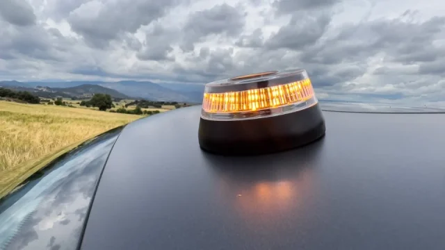 Takhle vypadá povinná elektronická náhrada za výstražný trojúhelník v praxi. Má zajímavé výhody