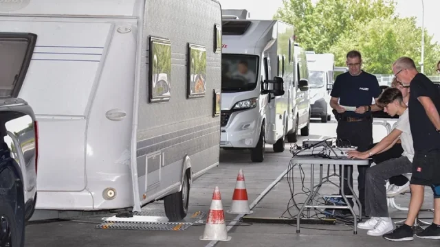 Hmotnost obytňáků pod drobnohledem. Německá policie během akce prověřila 78 aut, výsledek překvapí