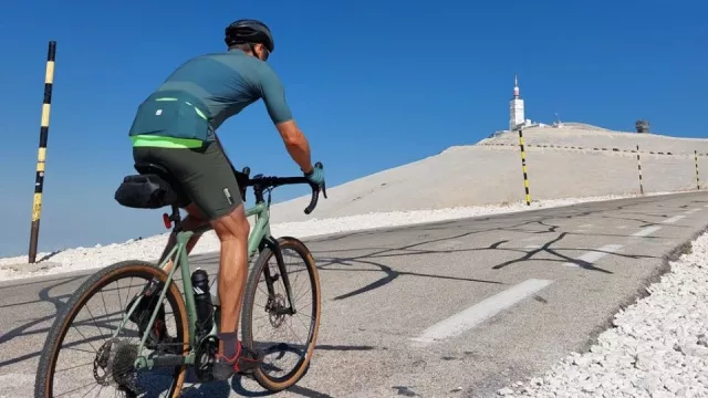 Tour de France na vlastní nohy: Stoupání měsíční krajinou na vrchol Mont Ventoux prověří i psychiku