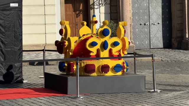 Na Hradčanech je k vidění světový unikát z lega. Svatováclavská koruna tu bude omezenou dobu