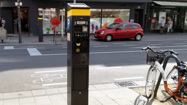 Řidiči netuší, že v Německu mohou na placených zónách stát zdarma. Umožňuje to „tlačítko na housku“