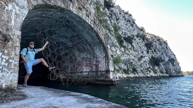 Děsivá tvář Chorvatska. Navštívili jsme mořský tunel Hitlerovy oči u Šibeniku