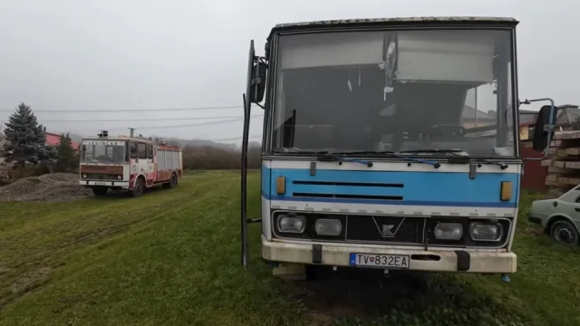 Nadšenci se pokusili nastartovat sedm let odstavenou Karosu. Ve výfuku bylo hnízdo, ale povedlo se