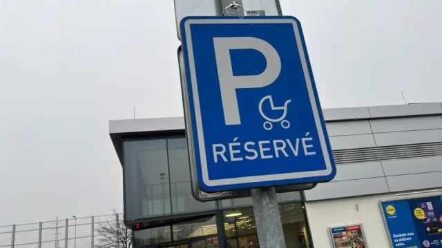 Hádanka: Musí řidič respektovat značku s kočárkem, nebo je to jen doporučení a otázka slušnosti