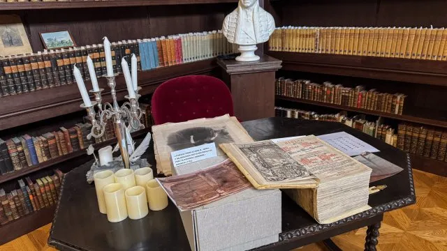 Přeživší Titanicu nebo albánská královna. Historická knihovna v Oponicích skrývá nevšední příběhy