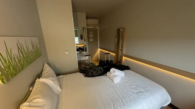 Sprcha vedle postele a u snídaně boj o příbor. Tohle jsme za 3800 Kč za noc opravdu nečekali