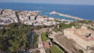 Asi nikdo nemá rád loučení, přesto se Fotr loučí. Za každým koncem ovšem přichází vždy něco nového