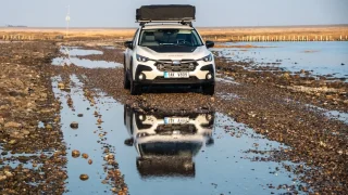 Našli jsme místo, kde se může autem legálně jezdit po plážích. A báli se, abychom Subaru neutopili