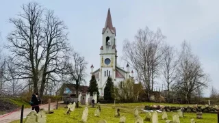 Itinerář Fotra na tripu 9, díl čtvrtý: Jak chutná lotyšské pivo, Fotr ve vězení a chrám na sídlišti