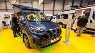 Tady by člověk záchod ani sprchu nečekal. Westfalia představila kompletní obytňák v kapesním balení