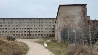 Ostrov Rujána: Hitlerův rekreační komplex, nudapláž a Fotr na kole