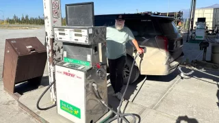 Benzin za dvacku, občas spící obsluha a někdy platba jen v hotovosti. Takhle se tankuje v Kanadě