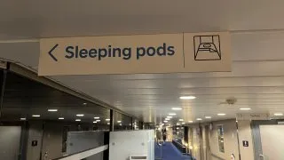 Sleeping pods, spaní v regálu