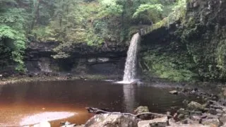 Británie_vodopád+hrob