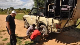 Safari v srdci Afriky: Opilí průvodci a rozbité auto uprostřed divočiny