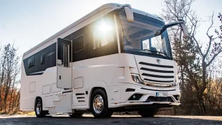 Sedmnáct milionů za dům na kolech. Svezli jsme se v neuvěřitelně luxusním obytném autě