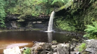 Stopovací a přespávací dobrodružství v Británii: S kamarádem k vodopádu a poté Dobbyho hrob